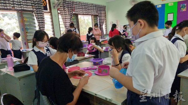 供fb：教师节“代课”两小时，家长体验当老师