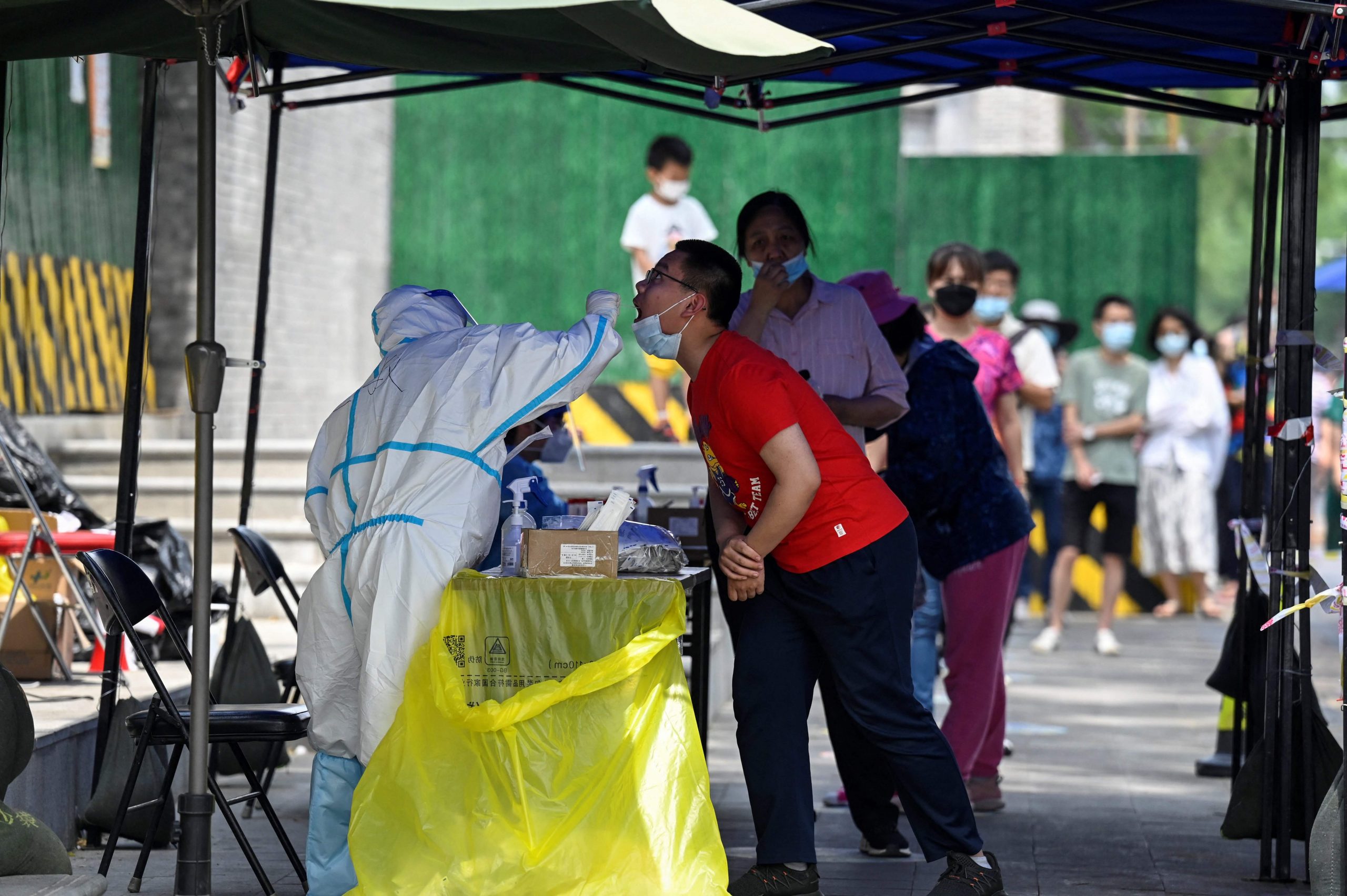 做酸酸防冠冠 中国核酸检测变儿歌引发争议