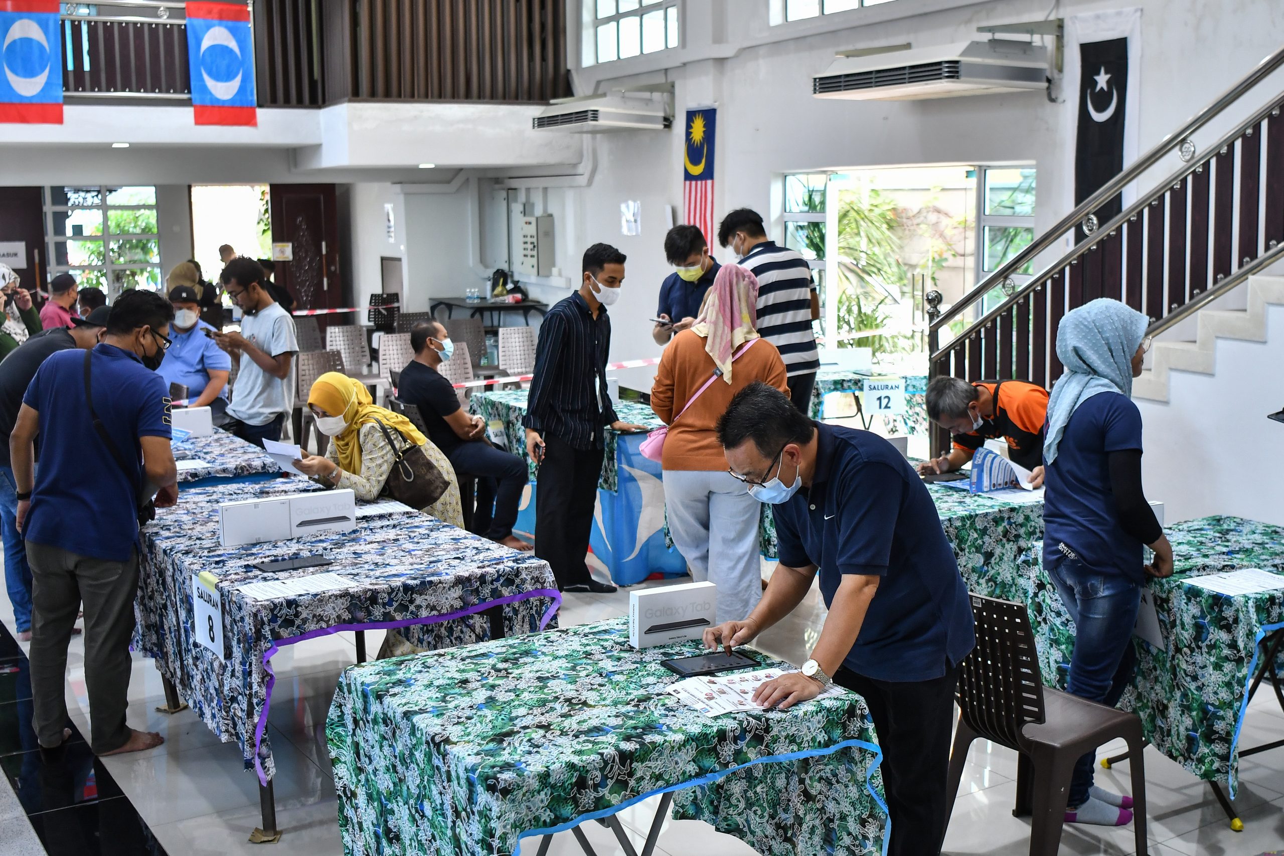 全国:公正党今天(13日)开始党选,登州公正党党员率先进行投票,选出新一届的领导班底。