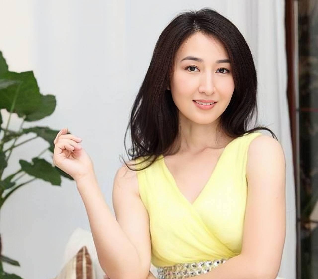 关咏荷痛失胞弟憔悴消瘦　张家辉赶返港慰妻