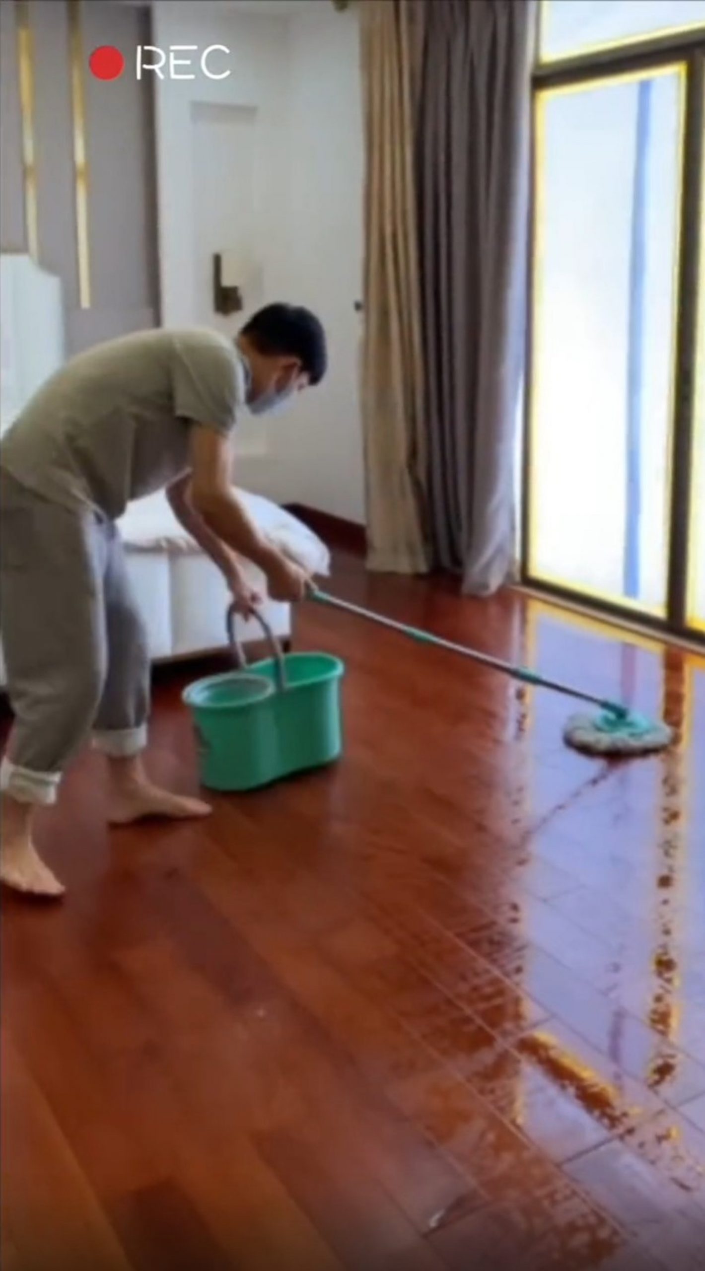 刘德华赤脚拖地动作纯熟  网赞：在家没少干活