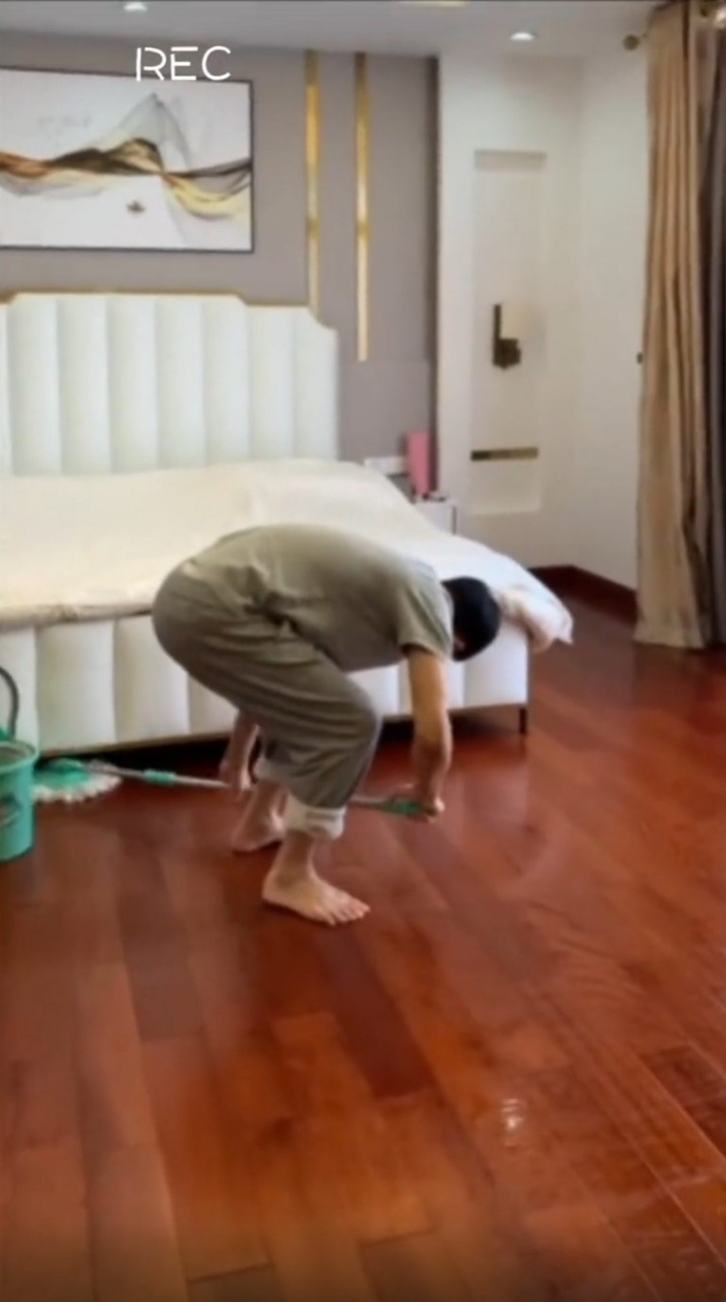 刘德华赤脚拖地动作纯熟  网赞：在家没少干活