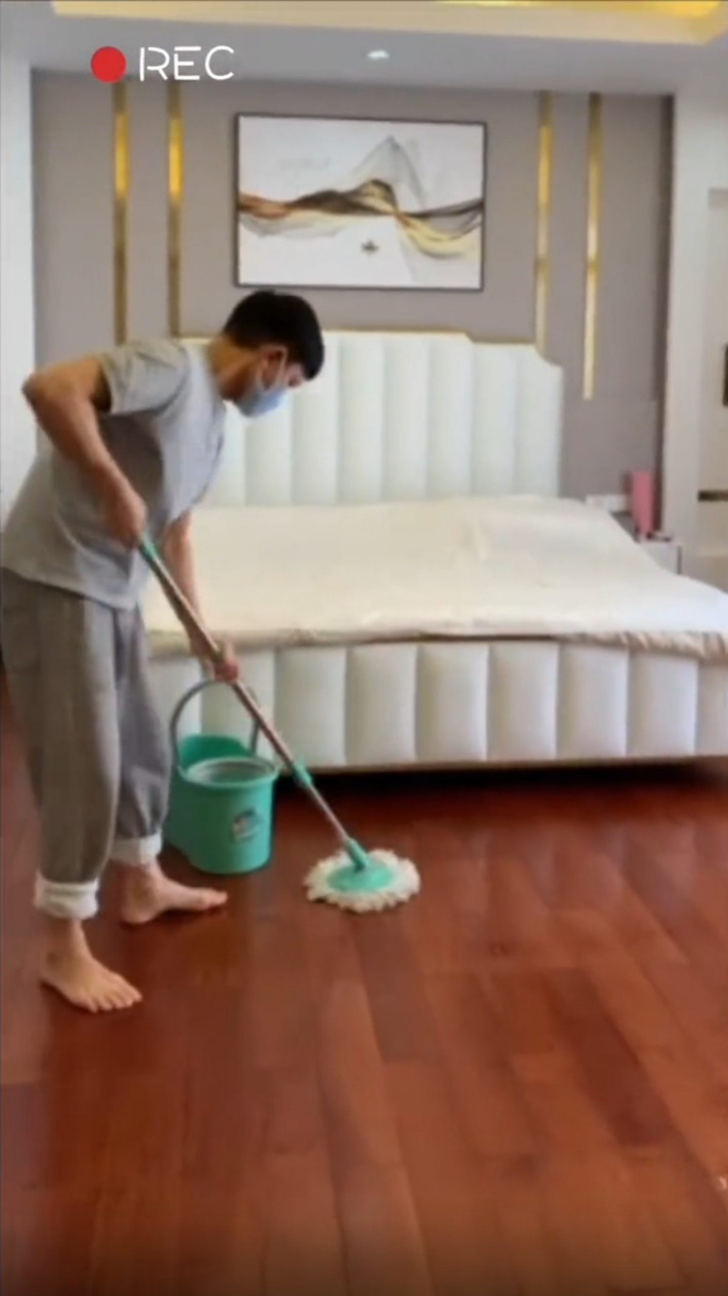 刘德华赤脚拖地动作纯熟  网赞：在家没少干活