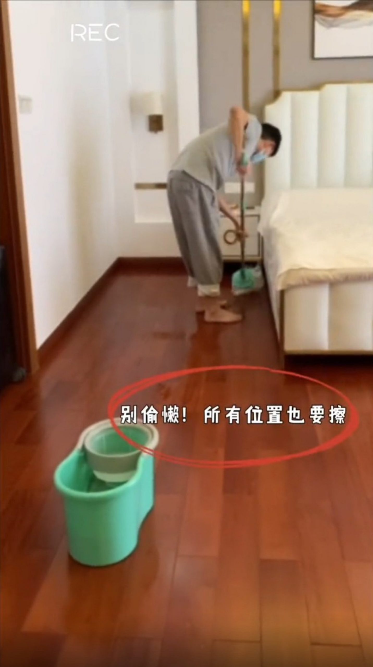 刘德华赤脚拖地动作纯熟  网赞：在家没少干活