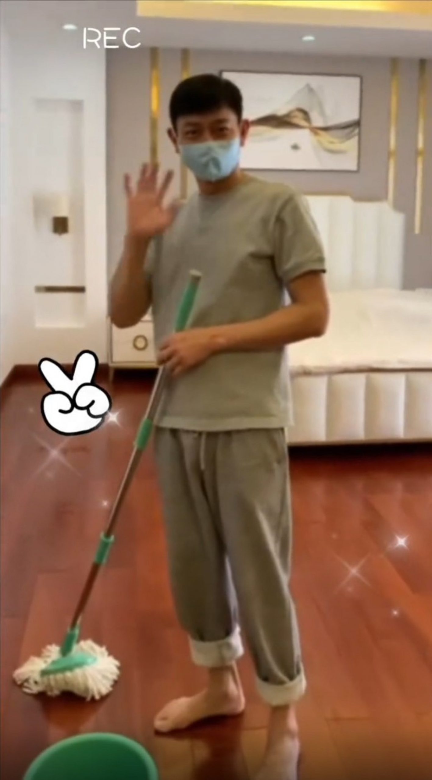 刘德华赤脚拖地动作纯熟  网赞：在家没少干活