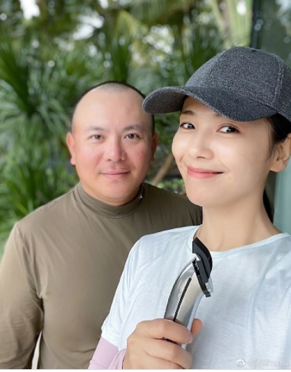 刘涛大动作否认婚变 老公却取关清空晒爱文