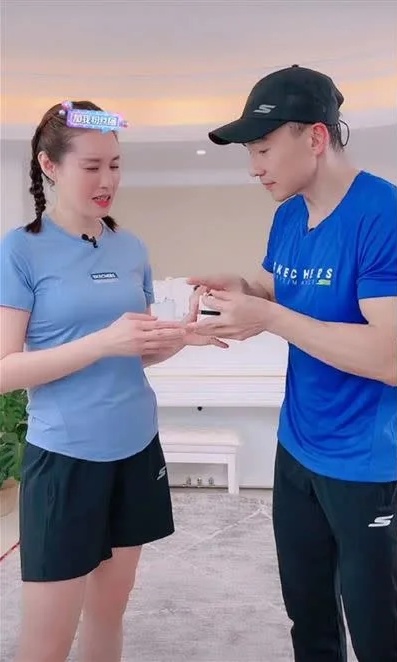 刘畊宏“520”送钻戒再度求婚 王婉霏反问:哪来私房钱