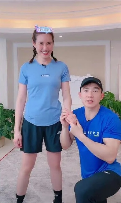 刘畊宏“520”送钻戒再度求婚 王婉霏反问:哪来私房钱