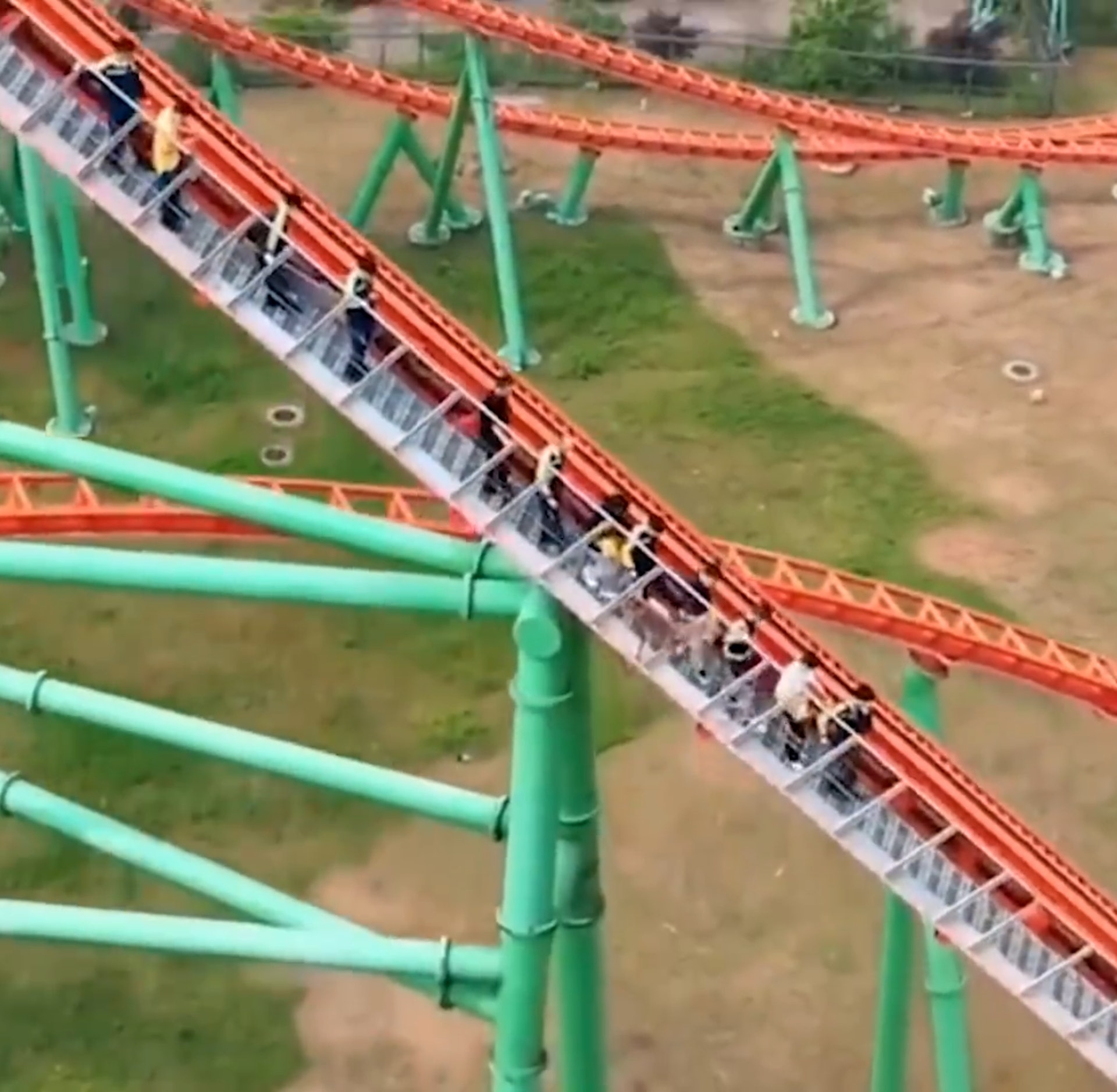 南昌游乐园过山车悬半空18人被困