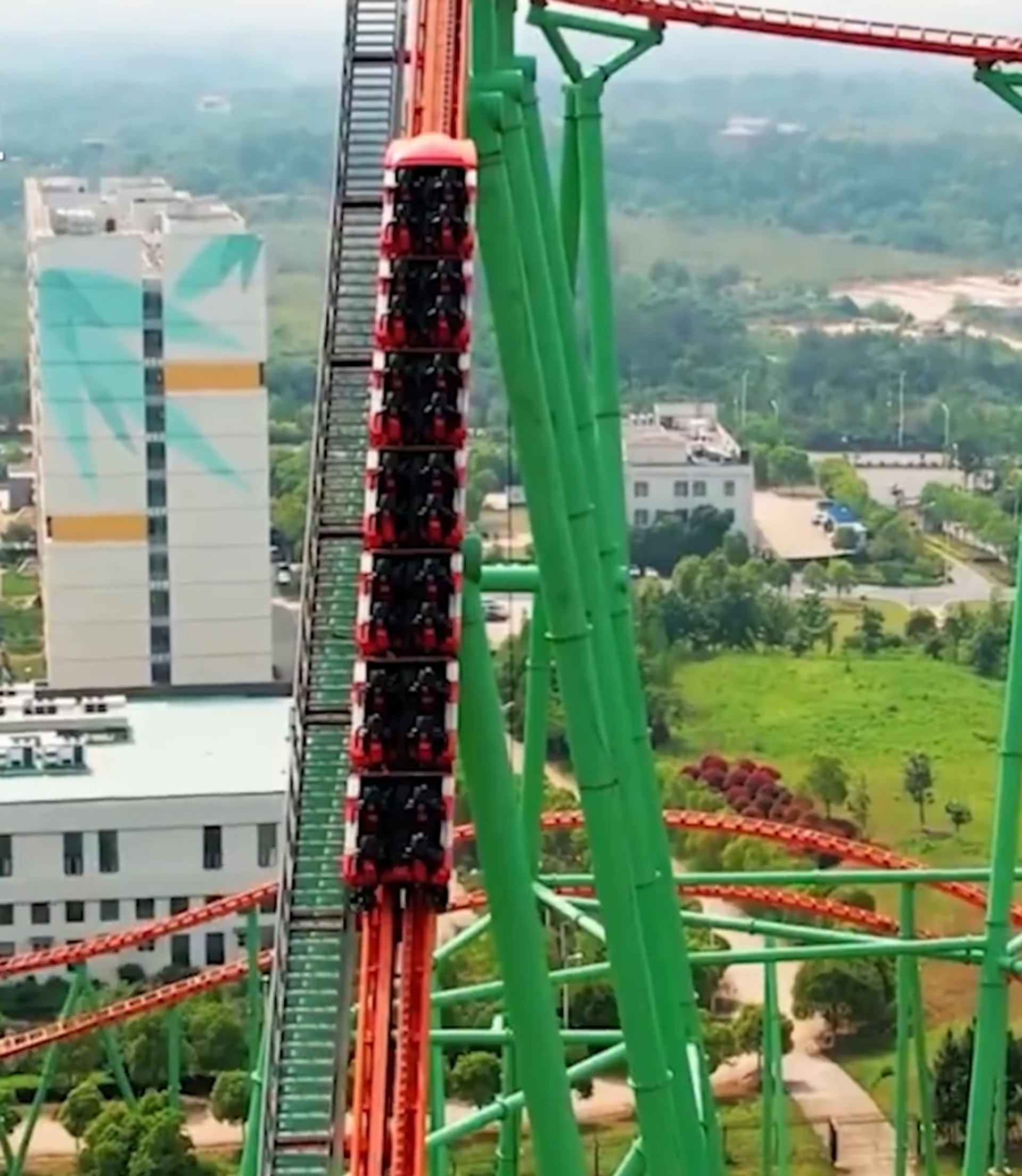 南昌游乐园过山车悬半空18人被困