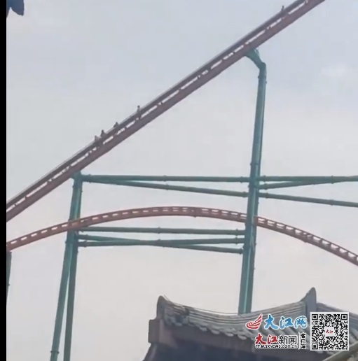 南昌游乐园过山车悬半空18人被困