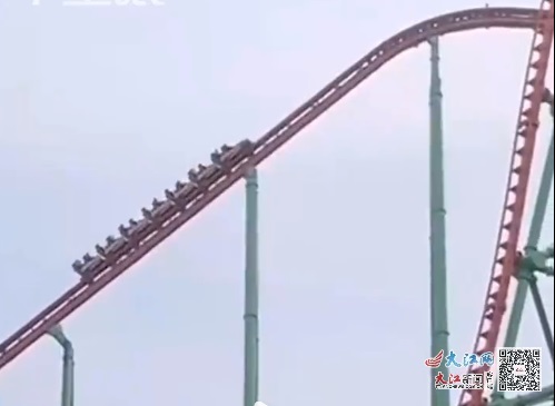南昌游乐园过山车悬半空18人被困