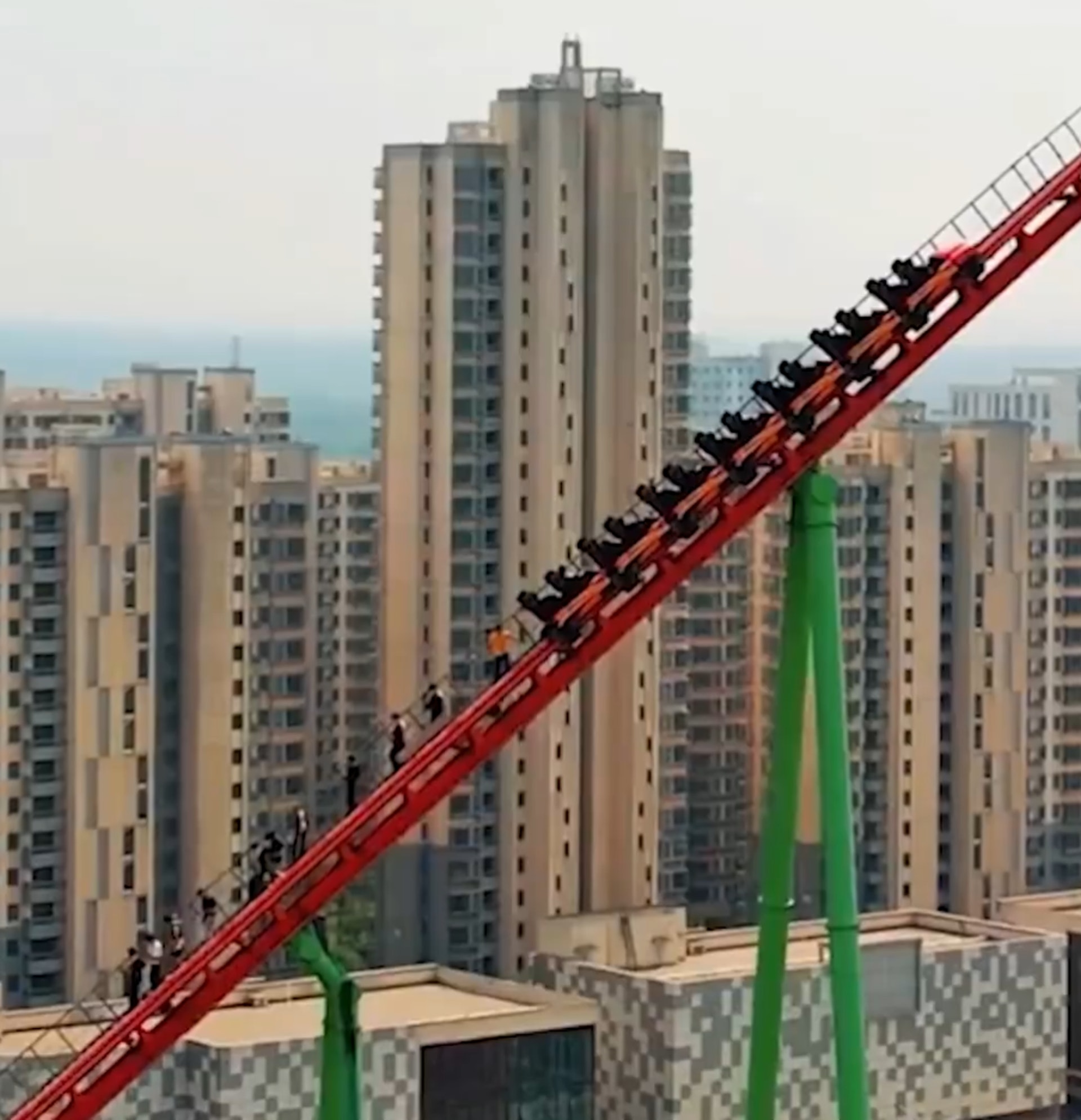 南昌游乐园过山车悬半空18人被困