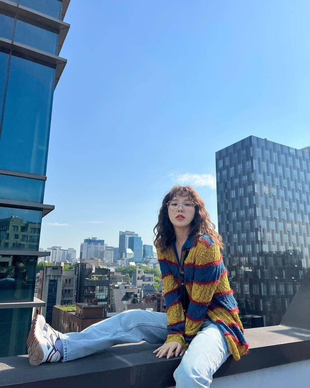 危坐天台围墙拍照  Wendy＠Red Velvet晒照引热议 	