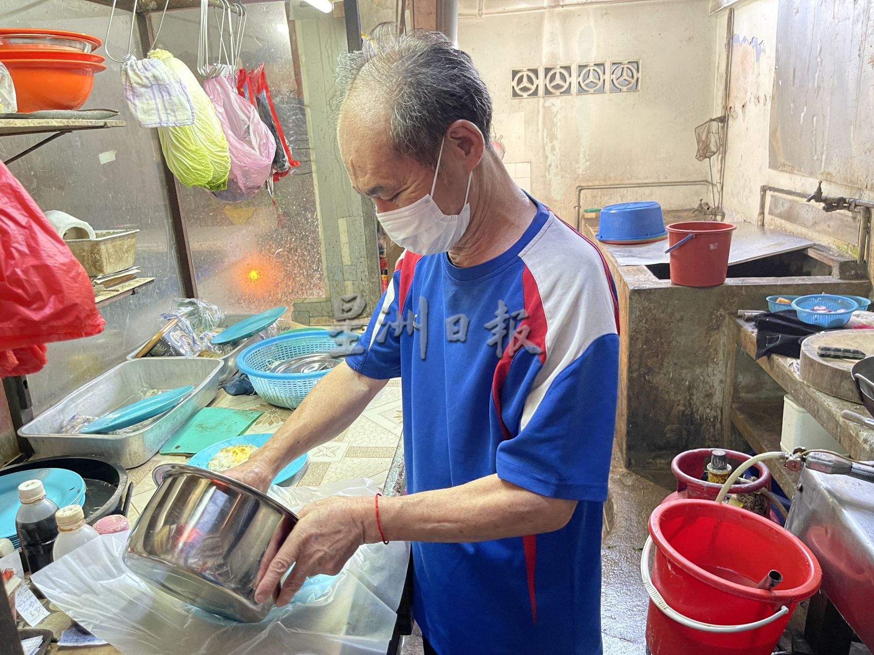 古城封底主文）【（带你去找爱】：逾千孔雀鱼