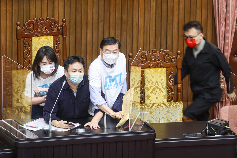 台湾蓝绿激烈冲突 国务机要费除罪化混乱中过关