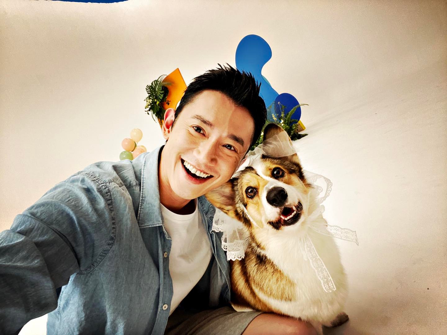 吴慷仁启程飞来马  机上戴罩喊加油