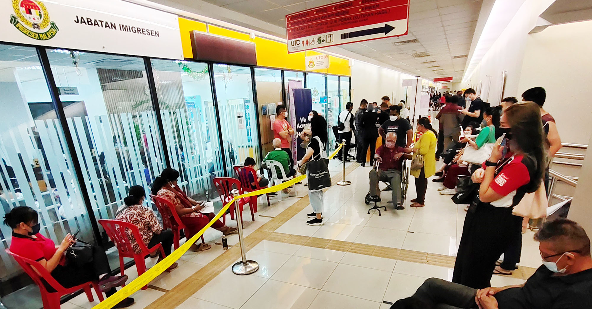 周末UTC移民局续排长龙 带食物饮料充饥解渴