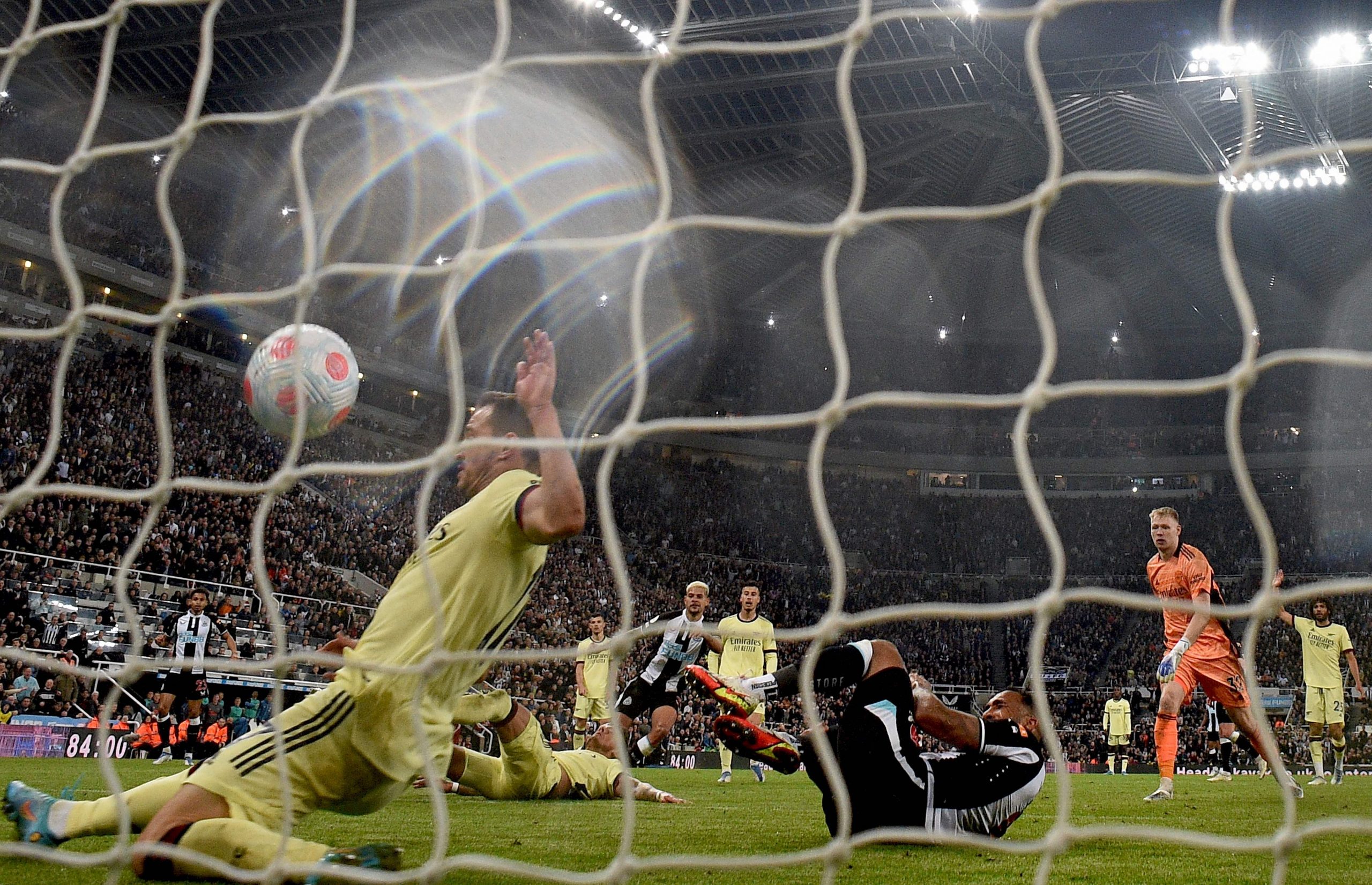 喜鹊完胜阿申纳 枪手争四需要奇迹