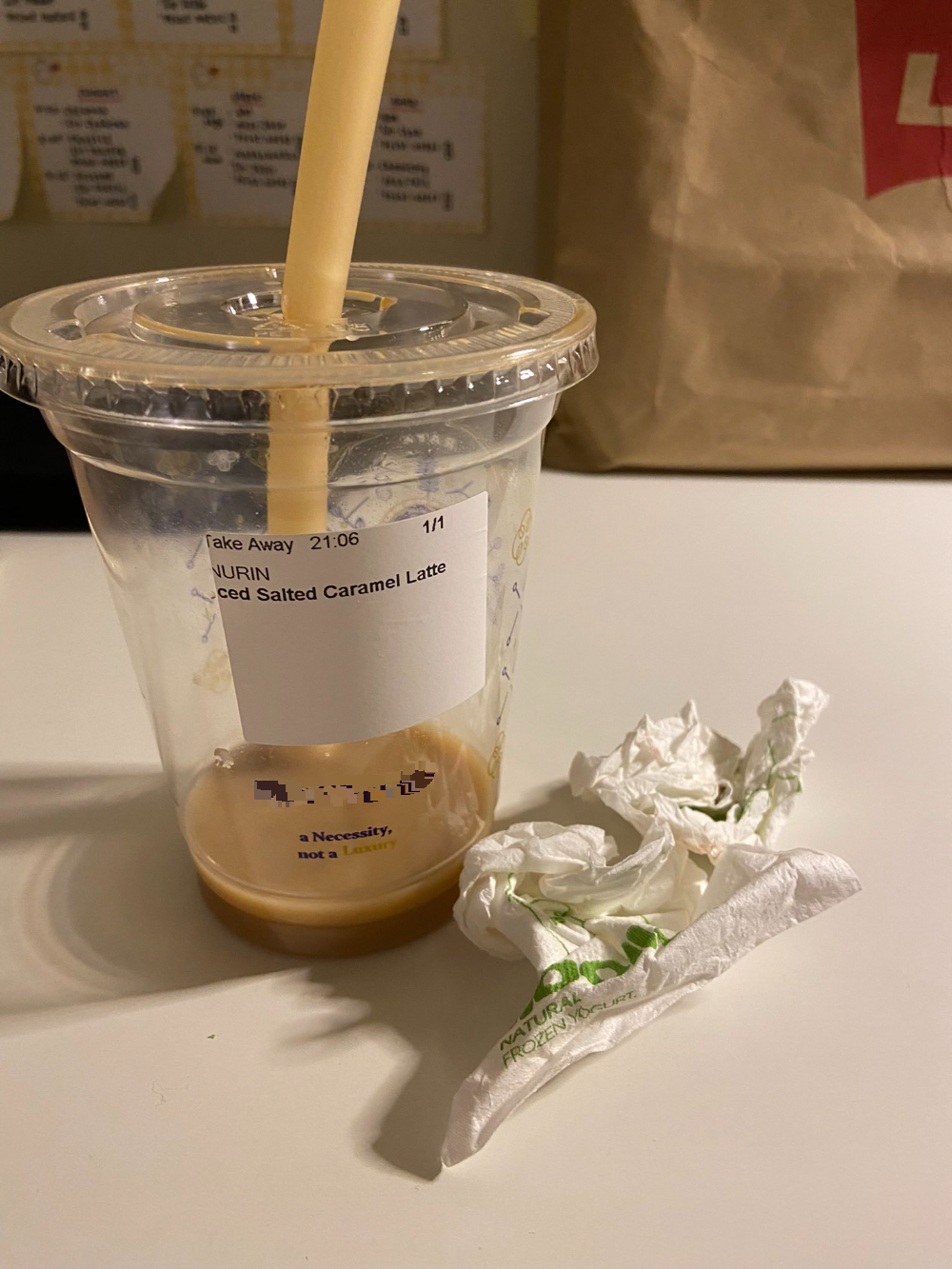 喝完咖啡吓了一跳！顾客：天啊 我咬了蟑螂！