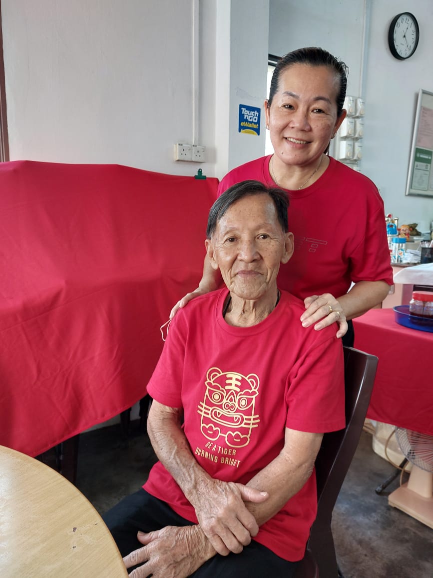 国:暖势力:80老翁掉了钱包又下错车站,彷徨之际一路遇上好心人终与家人团聚