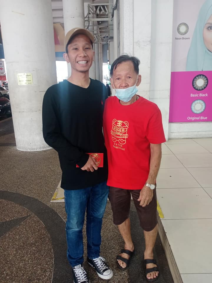 国:暖势力:80老翁掉了钱包又下错车站,彷徨之际一路遇上好心人终与家人团聚