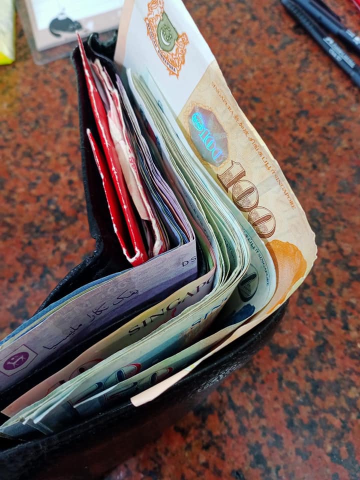 国:暖势力:80老翁掉了钱包又下错车站,彷徨之际一路遇上好心人终与家人团聚