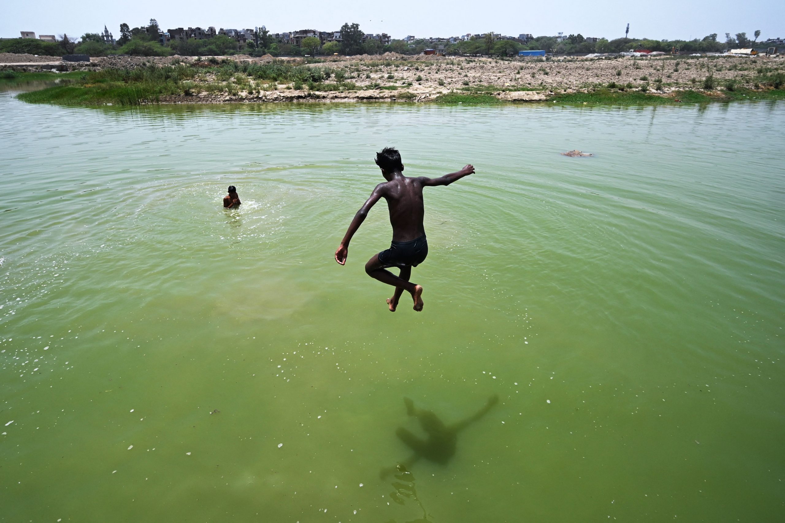图与文/热浪狂袭!印度气温飙至48.5度 连自来水都烫手