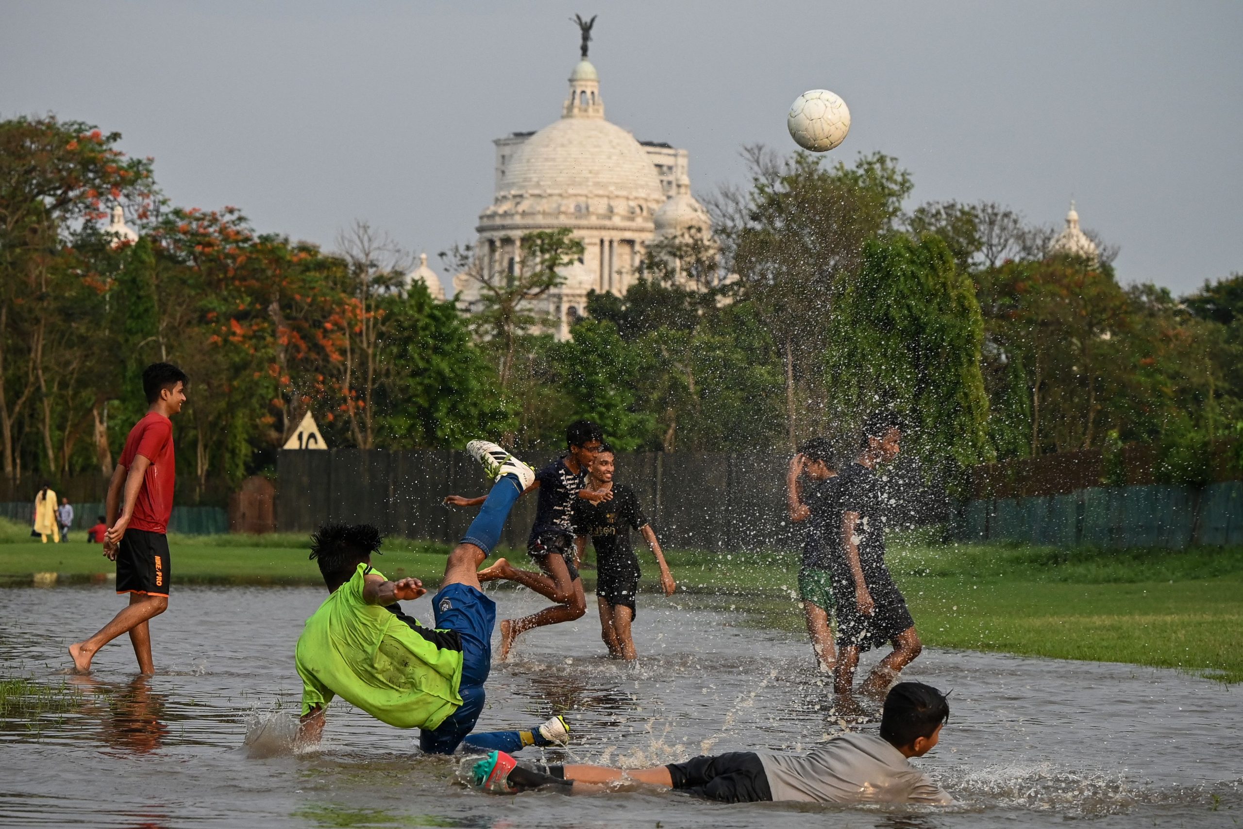 图与文/热浪狂袭!印度气温飙至48.5度 连自来水都烫手