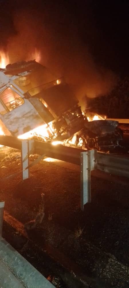 大道车祸5烧死︱涉两罗里一轿车 警方已扣肇祸司机调查