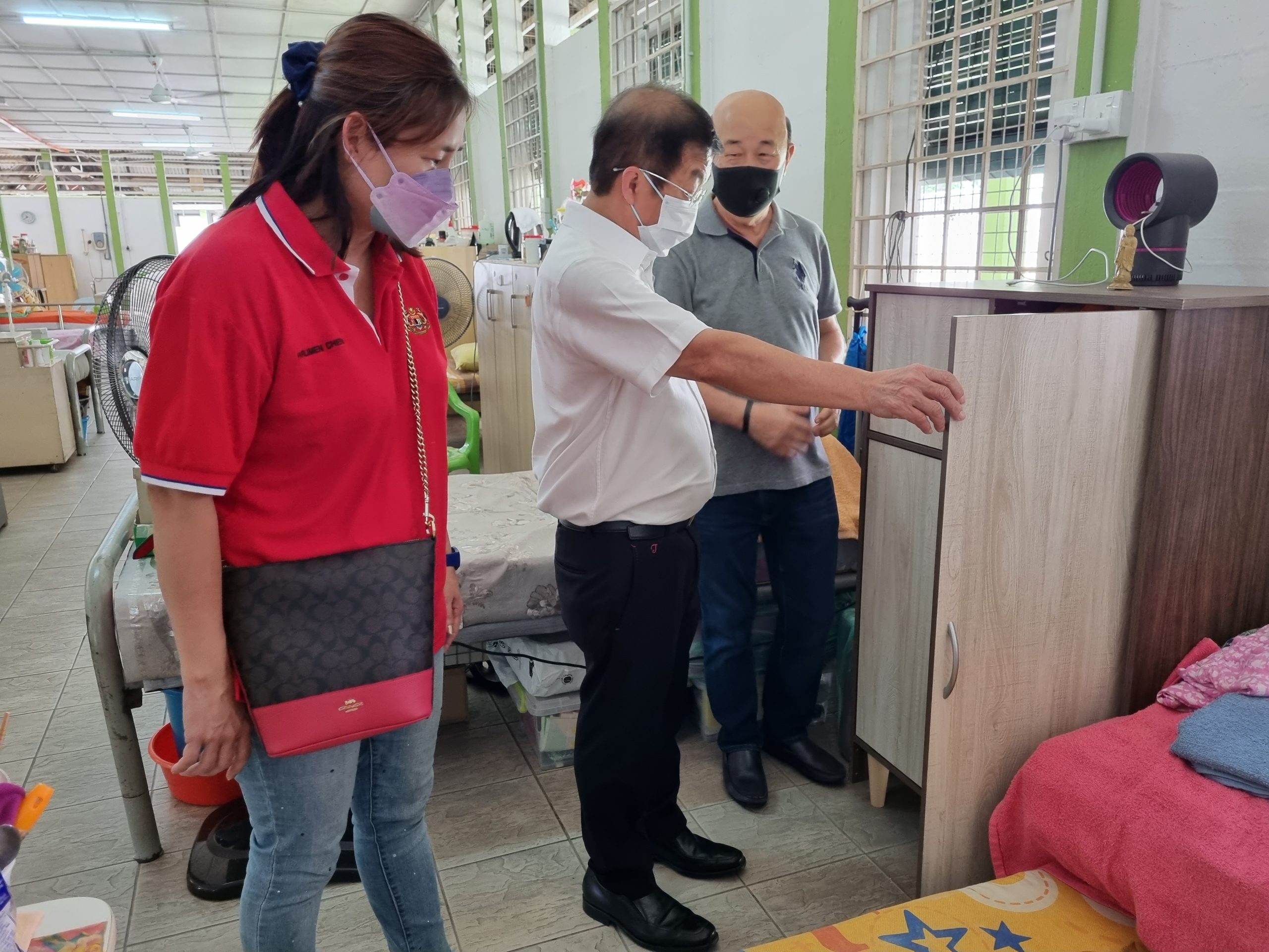 大都会-陈国伟移交木柜等设施予银禧老妇院