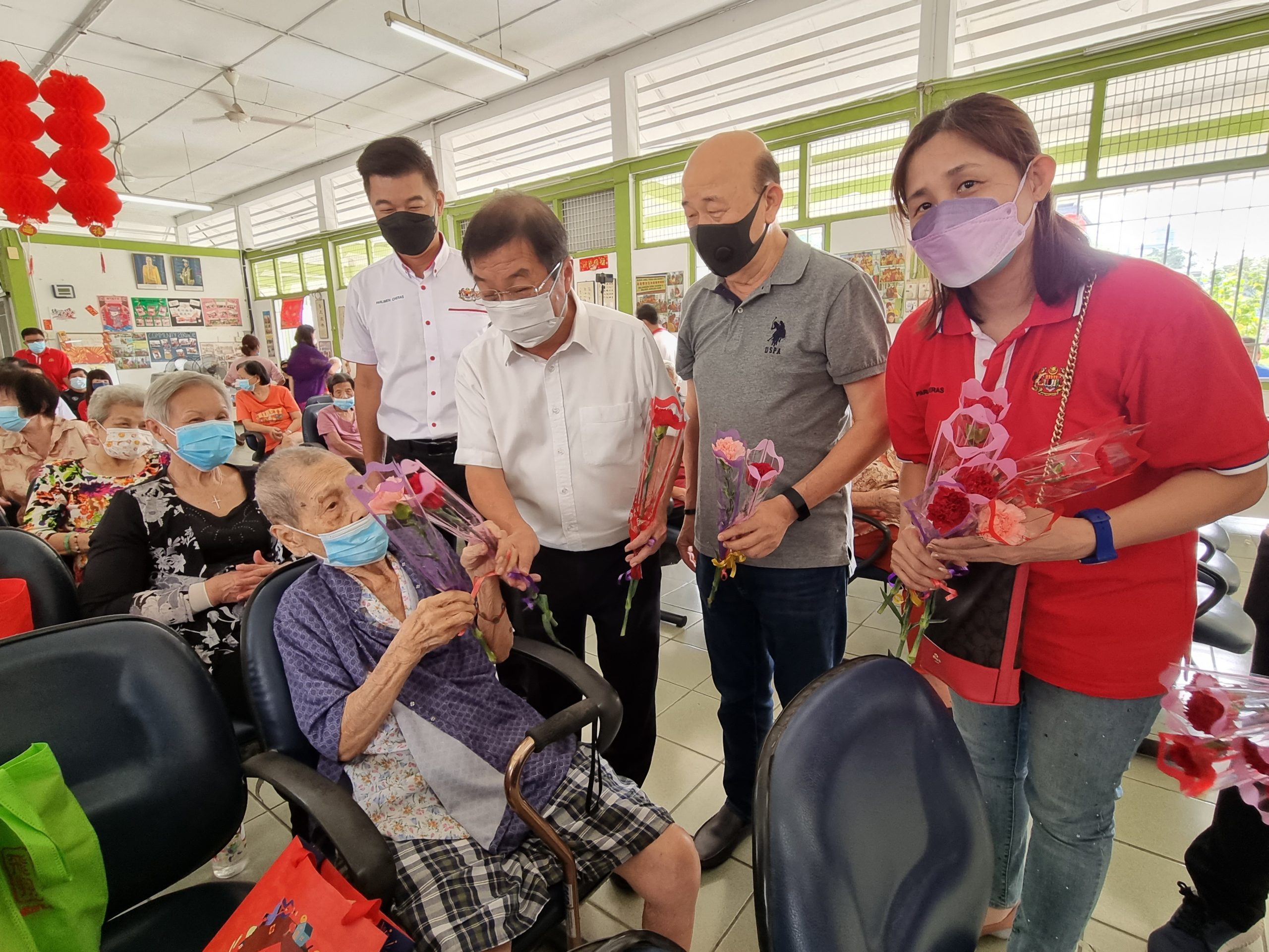 大都会-陈国伟移交木柜等设施予银禧老妇院