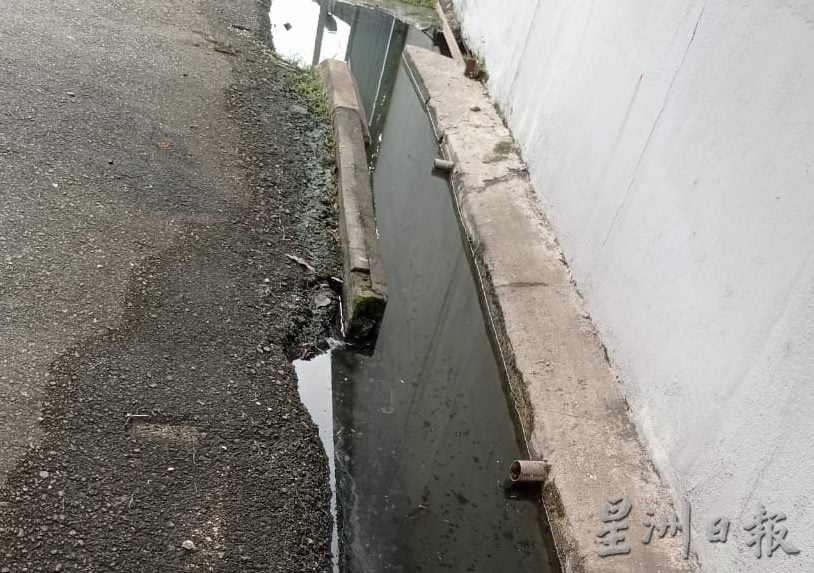 大都会/垃圾“卡”沟涵电缆管,排水系统受影响