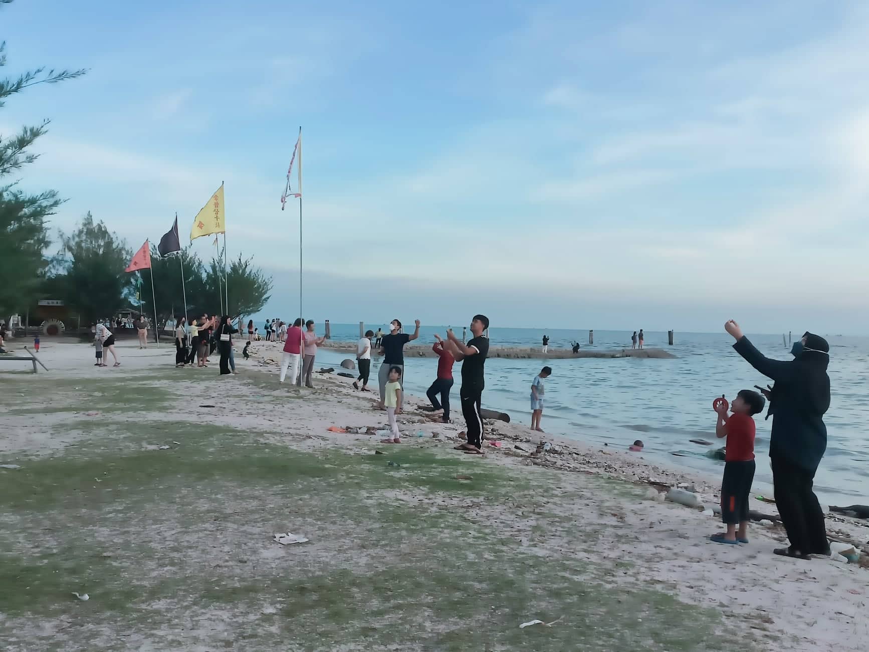 大都会:热浪沙滩现垃圾是涨潮所致/4图