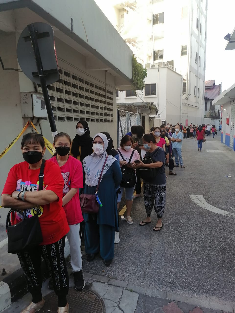 大霹雳时事焦点／逾百公尺人龙等开门 怡UTC移民局下周延至10PM