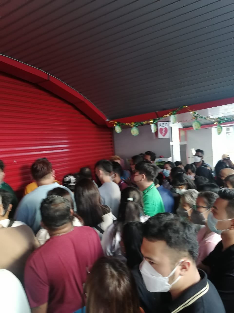 大霹雳时事焦点／逾百公尺人龙等开门 怡UTC移民局下周延至10PM