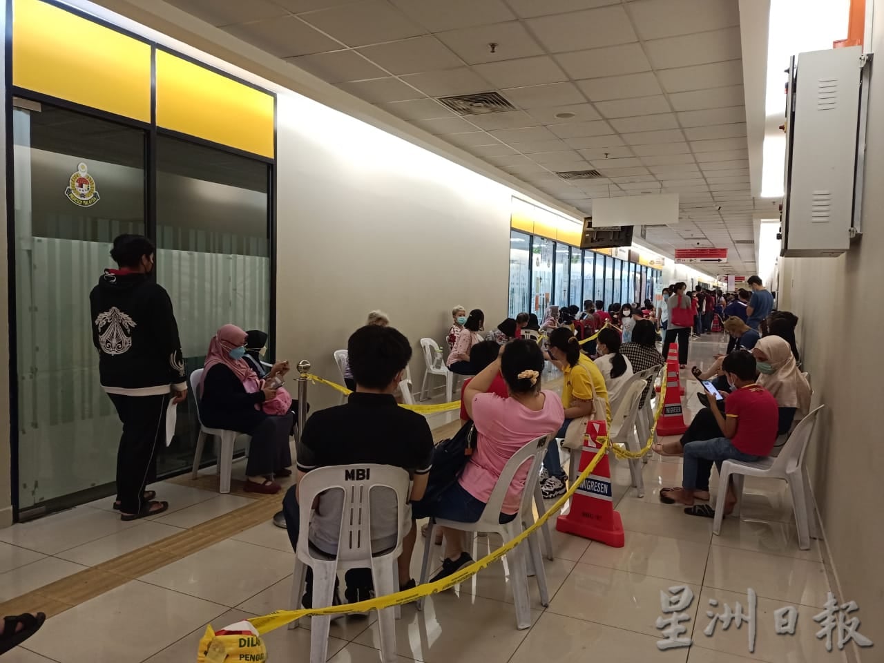 大霹雳时事焦点／逾百公尺人龙等开门 怡UTC移民局下周延至10PM