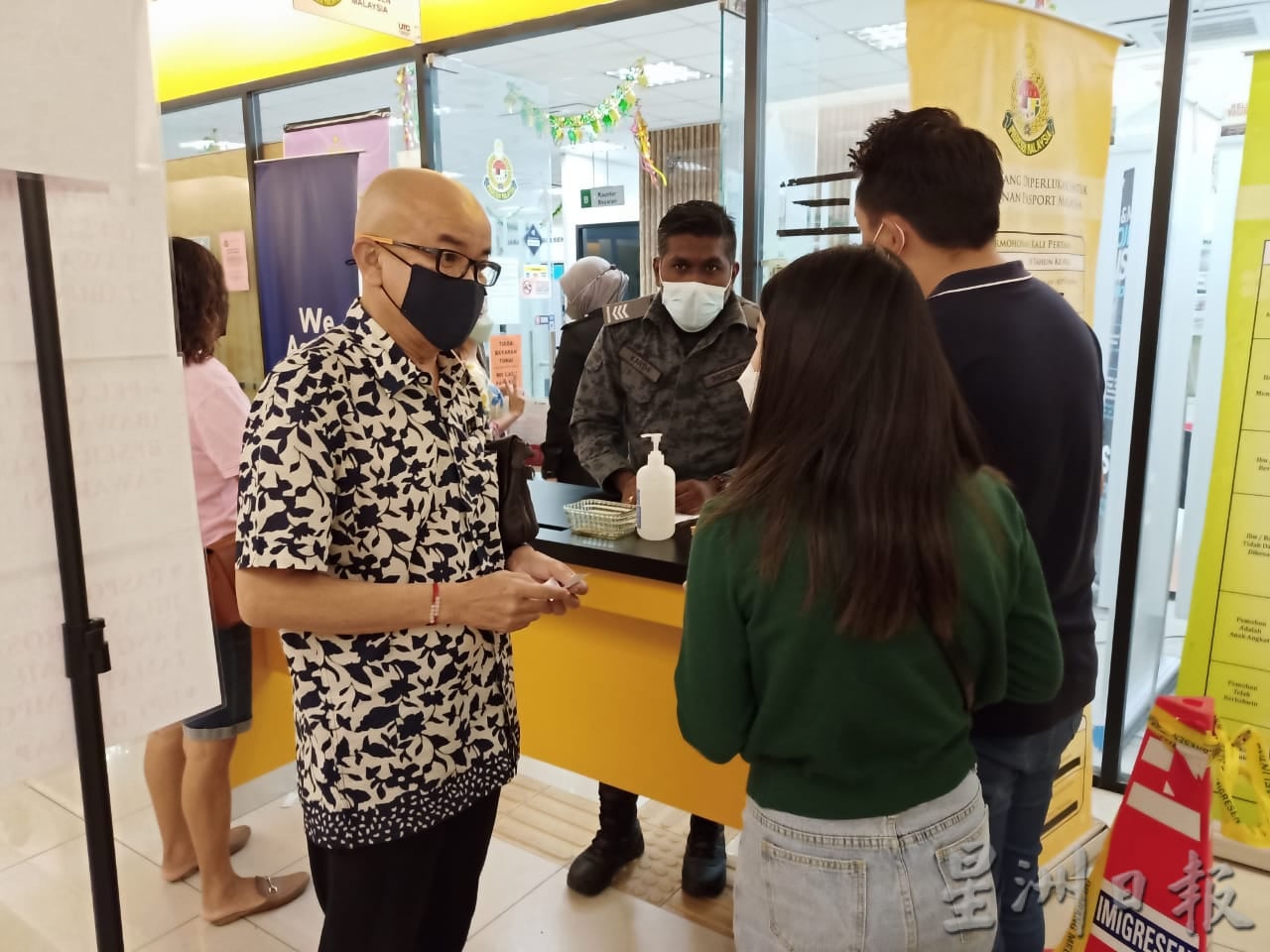 大霹雳时事焦点／逾百公尺人龙等开门 怡UTC移民局下周延至10PM