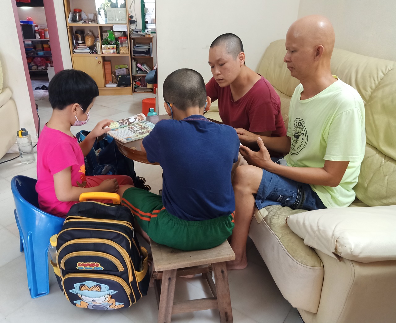 大霹雳时事焦点／黄宝良患癌家陷困盼获助 妻子孩子剃发予精神支持 