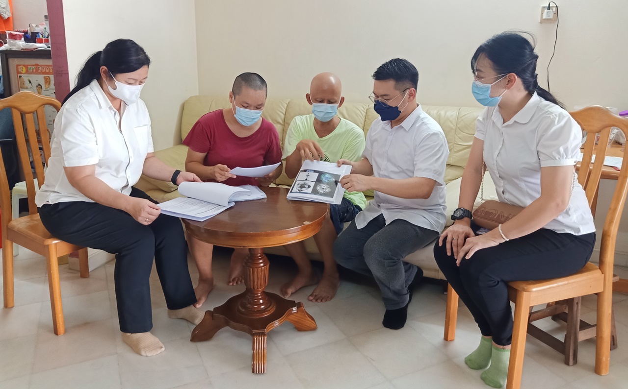 大霹雳时事焦点／黄宝良患癌家陷困盼获助 妻子孩子剃发予精神支持 