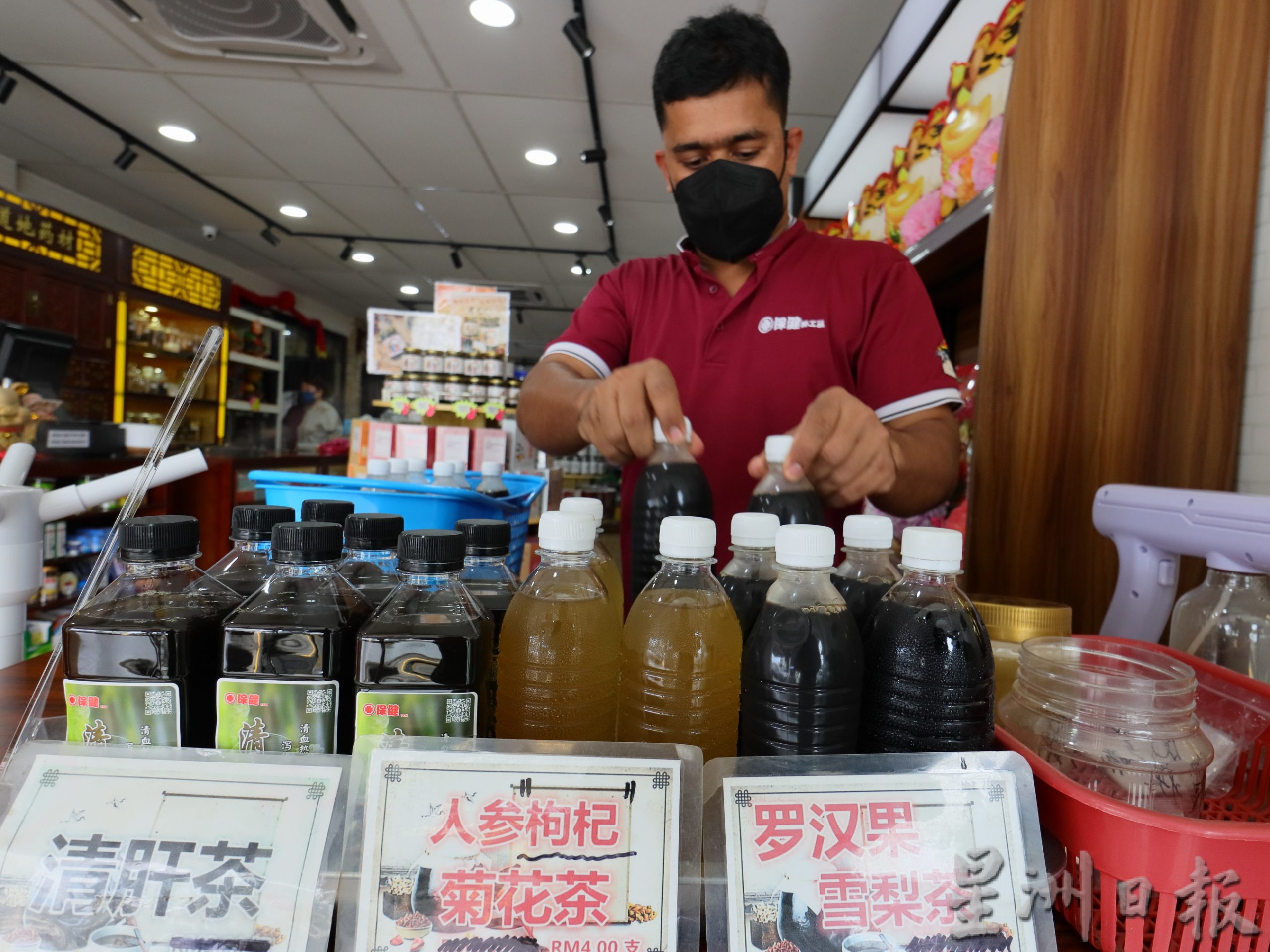 天气热到受不了! 躲商场喝凉茶避暑