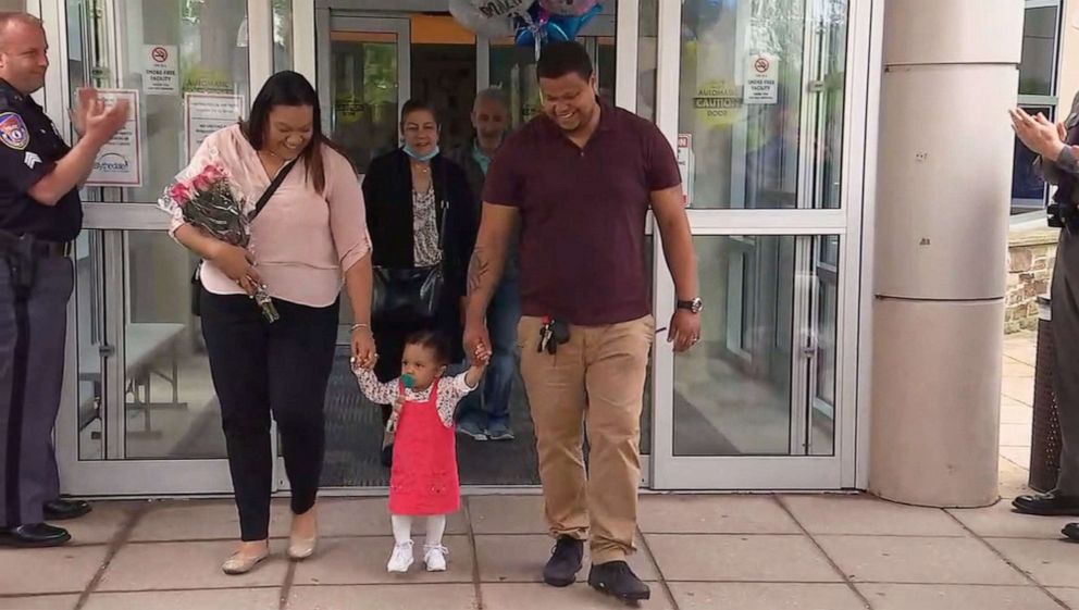 奇迹宝宝”!纽约遭子弹击中脸部女童出院