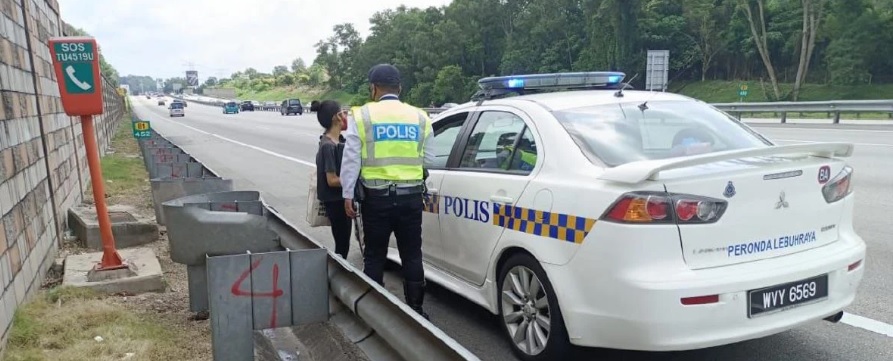 女子半途被司机赶下车  巡警相助载回家