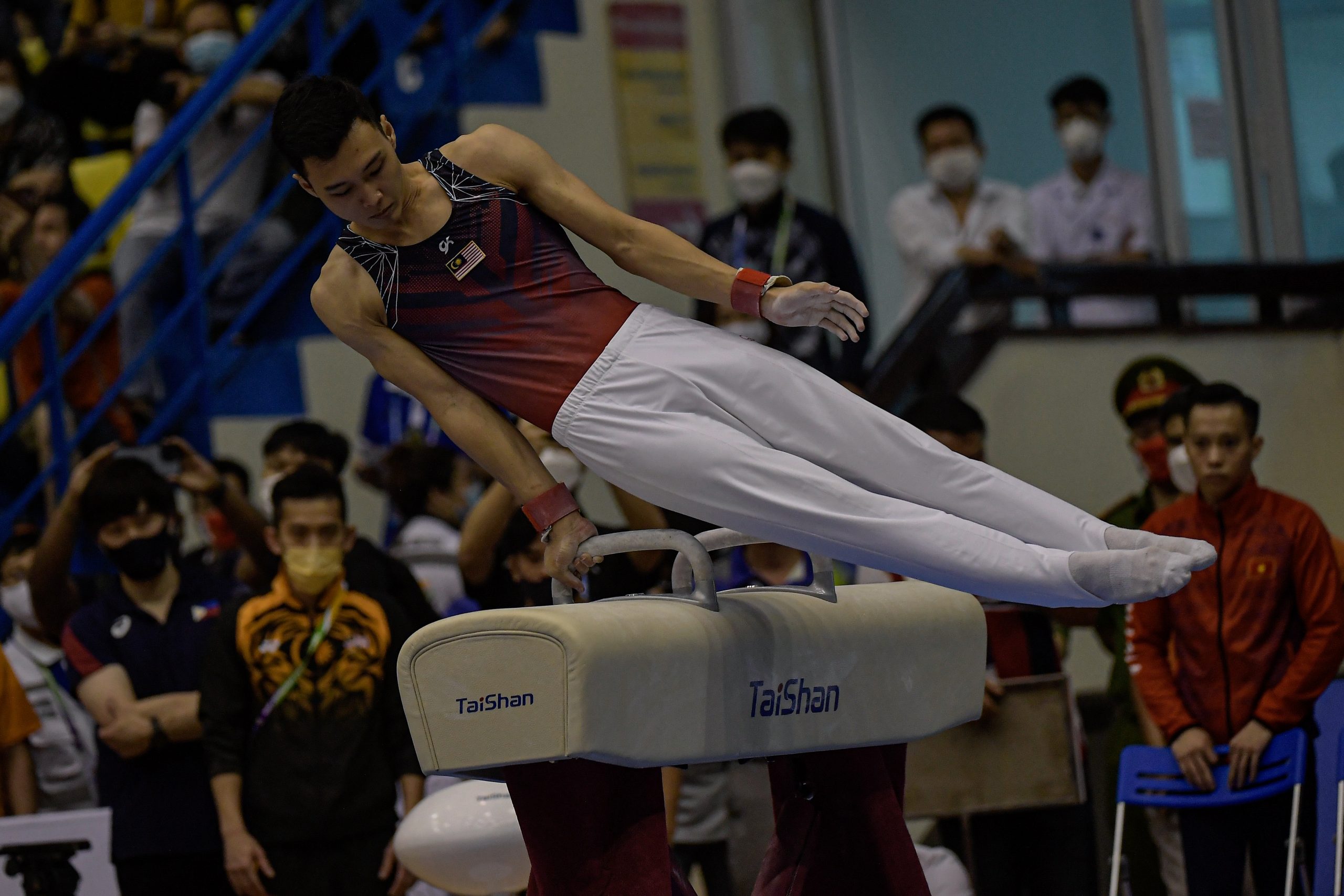 女高低杠捍卫法拉安冠军 杨丽雯夺马体操第一金