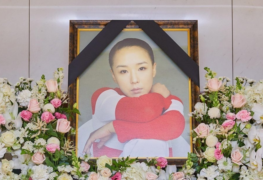 姜受延出殡 杨贵媚蔡明亮露面哀悼