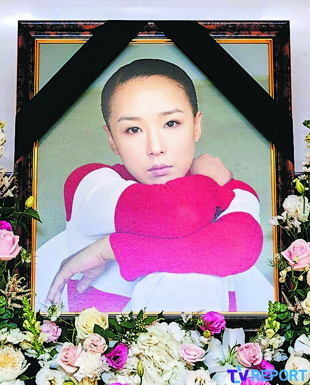 姜受延明早出殡全程直播 演艺圈大咖现身灵堂恸别