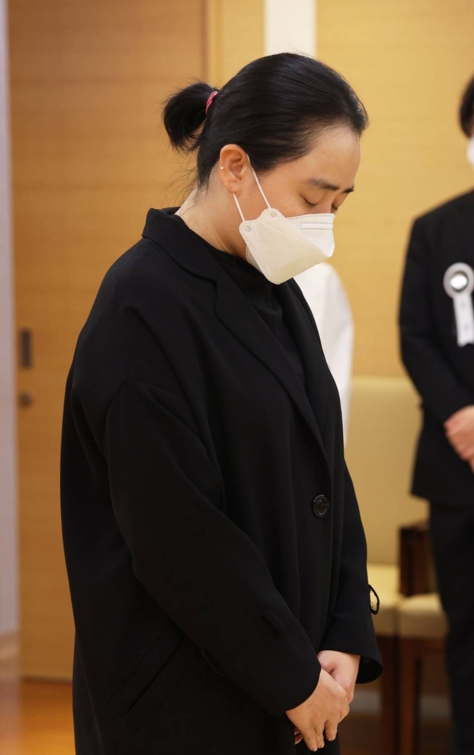 姜受延明早出殡全程直播 演艺圈大咖现身灵堂恸别