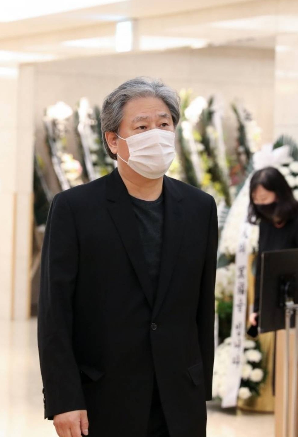 姜受延明早出殡全程直播 演艺圈大咖现身灵堂恸别