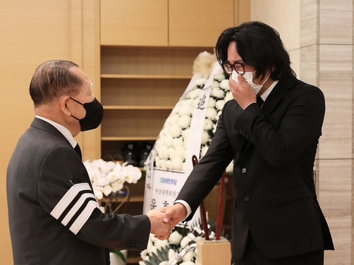 姜受延明早出殡全程直播 演艺圈大咖现身灵堂恸别