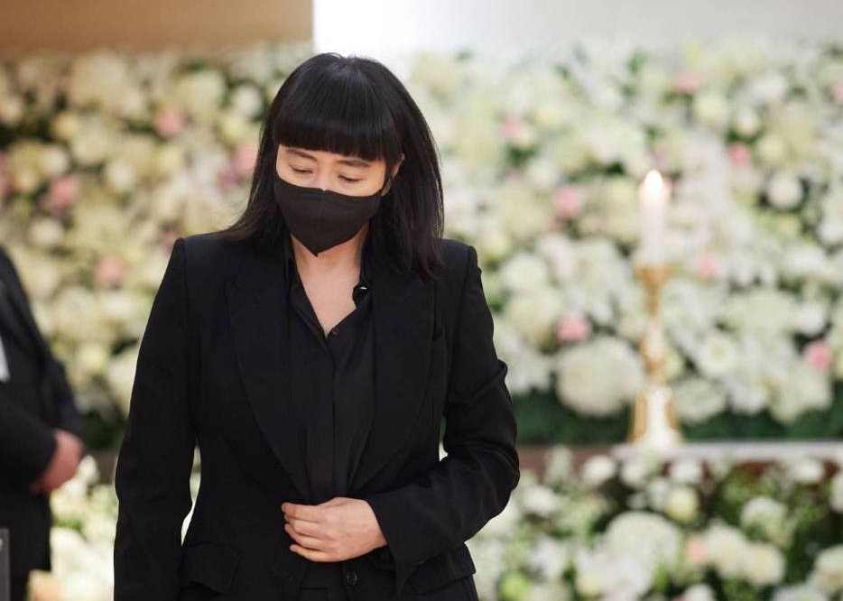 姜受延明早出殡全程直播 演艺圈大咖现身灵堂恸别